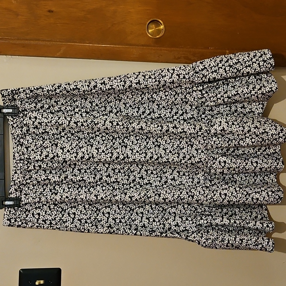 **Clearance** EUC Shein Black And White Floral Ruffle Skirt